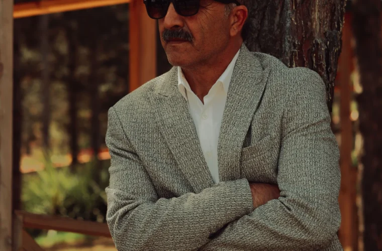 Homem maduro usando blazer cinza e camisa branca