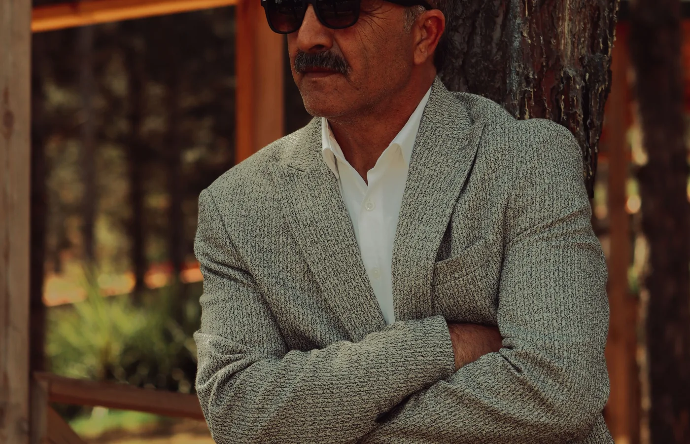 Homem maduro usando blazer cinza e camisa branca