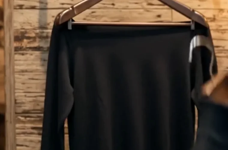 Ambiente de loja de moda masculina com textura amadeirada